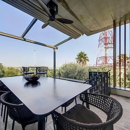 Stunning Luxury With Private Pool & Bbq