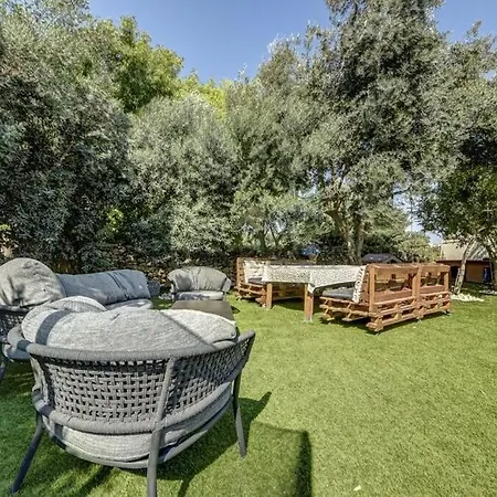 Stunning Luxury With Private Pool & Bbq Villa
