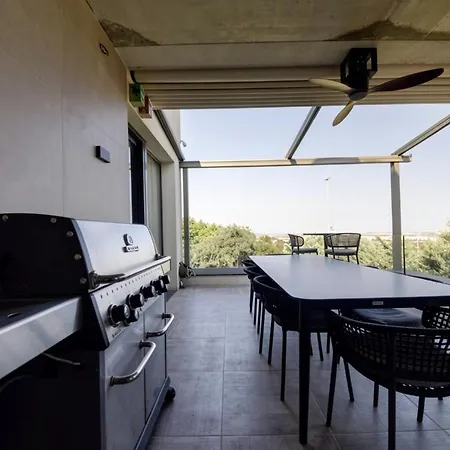 Stunning Luxury With Private Pool & Bbq *