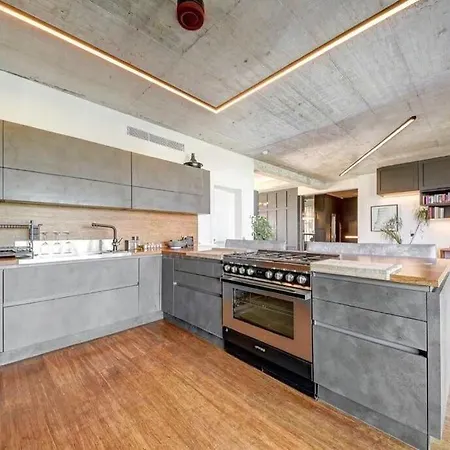 Stunning Luxury With Private Pool & Bbq Villa